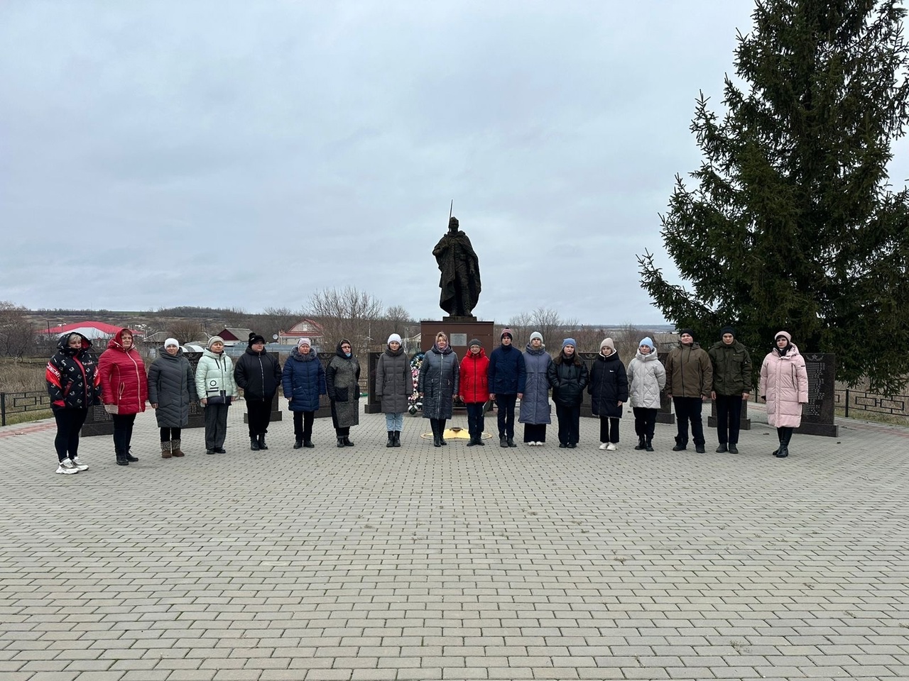 Работники Писаревское ЛПУМГ совместно с главой Писаревского сельского поселения Скибиной И.И. приняли участие в патриотической программе, посвященной Дню Неизвестного солдата.