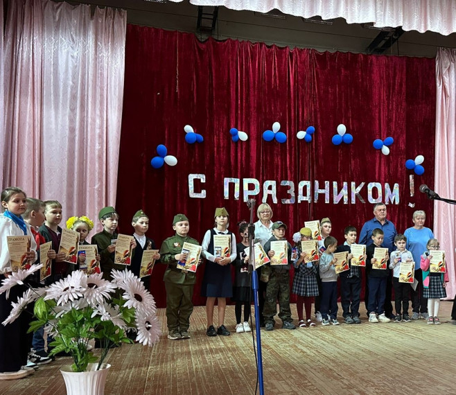 25 апреля в 13:00 час. в Доме культуры состоялся первый тур конкурса стихов о войне « Сквозь года звучит Победа».. 25 апреля в 13:00 час. в Доме культуры состоялся первый тур конкурса стихов о войне « Сквозь года звучит Победа»..