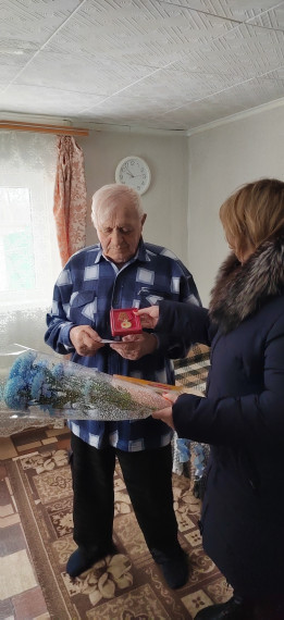 Долгожителям села Писаревка вручили медали. Долгожителям села Писаревка вручили медали.